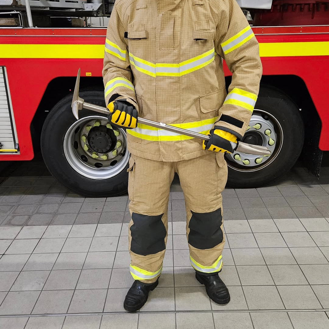 hooligan bar in use by a UK firefighter